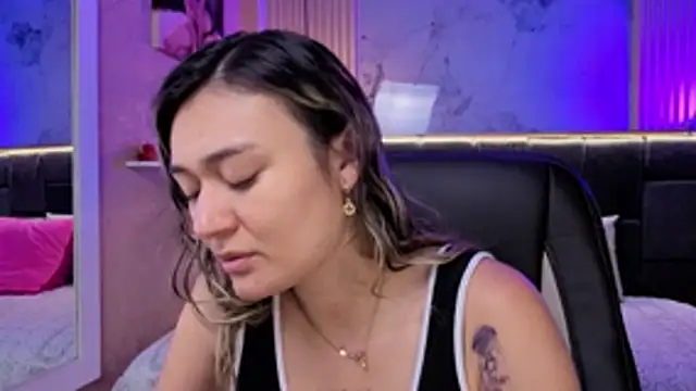 Im-Lola online show from 12-13-25, 07:53