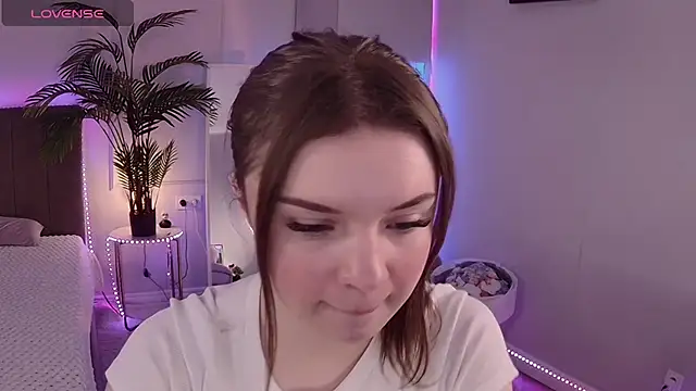 Snapshot of Alice_Bloome chatting on 10-29-25, 09:11 Alice Bloome online show from 10-29-25, 09:11