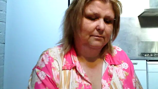 Snapshot of Sylviastar46 chatting on 03-02-26, 09:27 Sylviastar46 online show from 03-02-26, 09:27