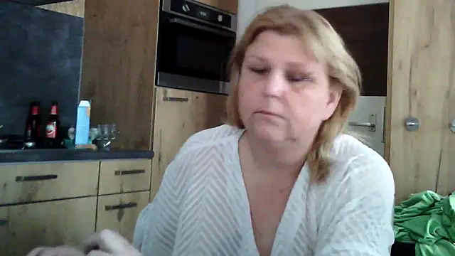 Snapshot of Sylviastar46 chatting on 03-27-26, 08:26 Sylviastar46 online show from 03-27-26, 08:26