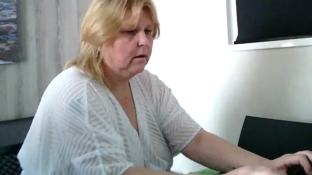 Snapshot of Sylviastar46 chatting on 03-28-26, 08:47 Sylviastar46 online show from 03-28-26, 08:47