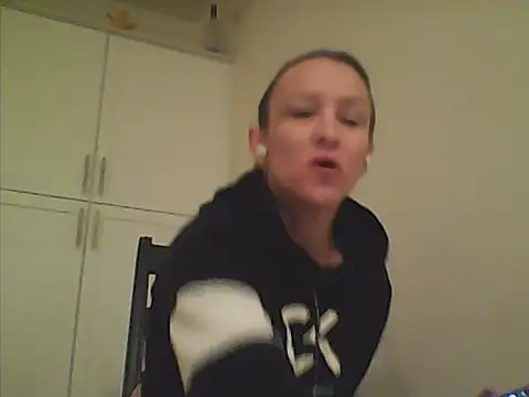 Snapshot of Karebearz1 chatting on 04-06-26, 12:39 Karebearz1 online show from 04-06-26, 12:39