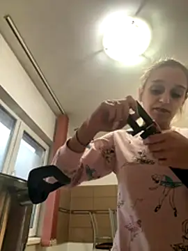 Snapshot of Celinepetit chatting on 10-29-25, 03:14 Celinepetit online show from 10-29-25, 03:14