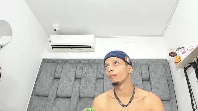 Snapshot of DamianandEva chatting on 12-01-25, 12:54 DamianandEva online show from 12-01-25, 12:54