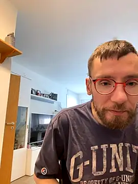 Snapshot of Guttermann chatting on 01-06-26, 01:04 Guttermann online show from 01-06-26, 01:04