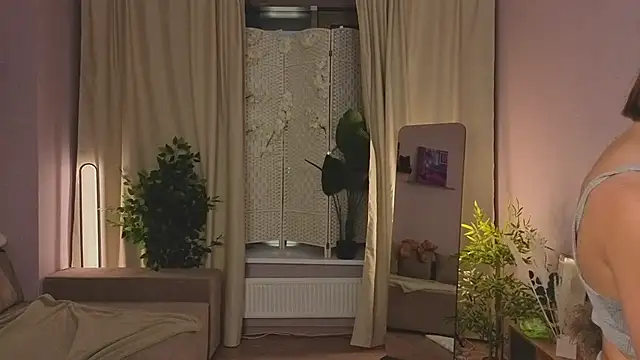 Snapshot of LouiseCollins chatting on 11-05-25, 12:05 LouiseCollins online show from 11-05-25, 12:05