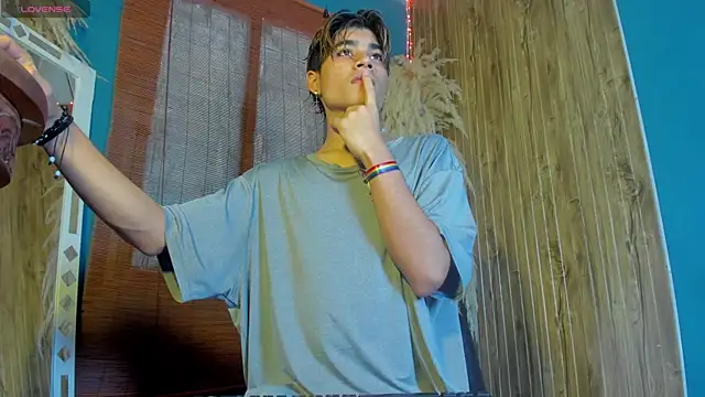 Leo Glow online show from 12-03-25, 01:09