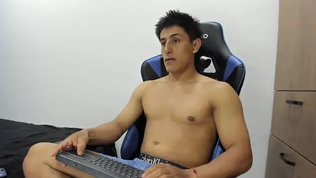 Snapshot of dorman_boy chatting on 11-04-25, 02:43 dorman boy online show from 11-04-25, 02:43