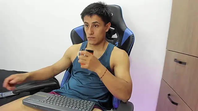 Snapshot of dorman_boy chatting on 11-06-25, 01:06 dorman boy online show from 11-06-25, 01:06