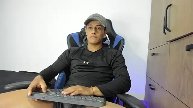 Snapshot of dorman_boy chatting on 11-16-25, 04:07 dorman boy online show from 11-16-25, 04:07