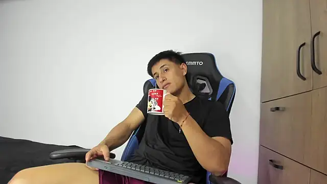 Snapshot of dorman_boy chatting on 11-26-25, 03:29 dorman boy online show from 11-26-25, 03:29