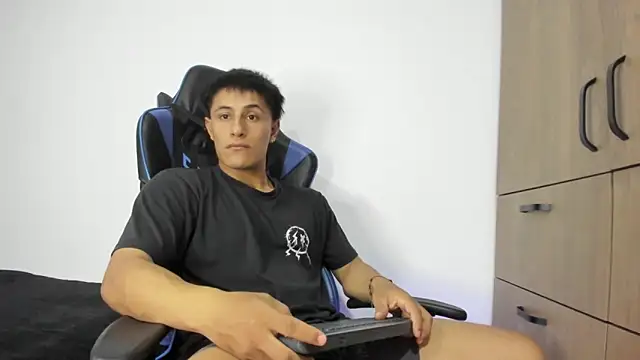 Snapshot of dorman_boy chatting on 11-27-25, 03:30 dorman boy online show from 11-27-25, 03:30