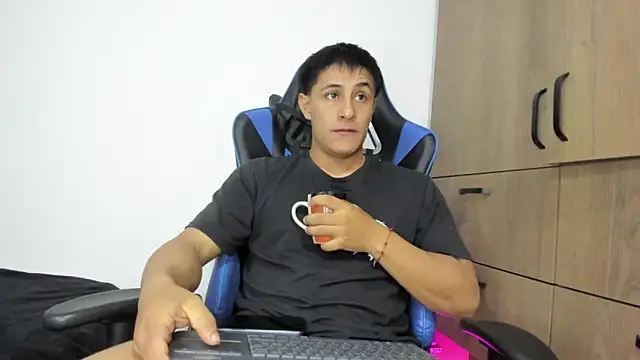 Snapshot of dorman_boy chatting on 11-28-25, 03:53 dorman boy online show from 11-28-25, 03:53