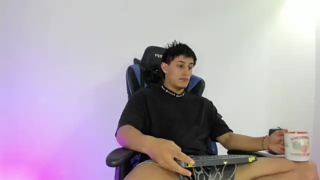 Snapshot of dorman_boy chatting on 12-17-25, 04:40 dorman boy online show from 12-17-25, 04:40