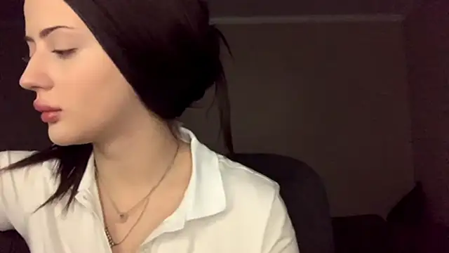 Snapshot of RuthGarner chatting on 10-31-25, 02:40 RuthGarner online show from 10-31-25, 02:40