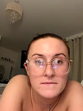 EmLovesxx online show from 11-18-25, 08:57