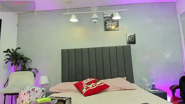 Snapshot of kendra_london chatting on 01-06-26, 11:14 kendra london online show from 01-06-26, 11:14