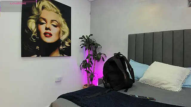 Snapshot of kendra_london chatting on 01-14-26, 11:05 kendra london online show from 01-14-26, 11:05