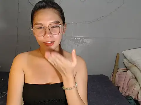 Snapshot of hotsexyreb chatting on 12-14-25, 11:04 hotsexyreb online show from 12-14-25, 11:04