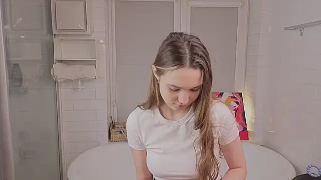 Snapshot of LeenaPuita chatting on 02-18-26, 05:20 LeenaPuita online show from 02-18-26, 05:20