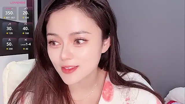 Snapshot of Yesenia- chatting on 11-18-25, 02:10 Yesenia- online show from 11-18-25, 02:10