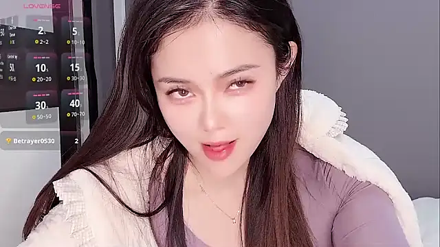 Snapshot of Yesenia- chatting on 11-20-25, 02:06 Yesenia- online show from 11-20-25, 02:06