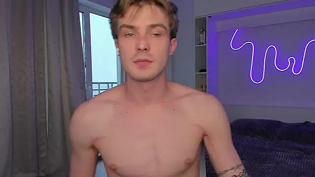 Snapshot of DanteRay chatting on 11-18-25, 12:31 DanteRay online show from 11-18-25, 12:31