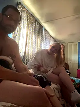 Snapshot of biggdaddyandqueenn chatting on 11-26-25, 06:42 biggdaddyandqueenn online show from 11-26-25, 06:42