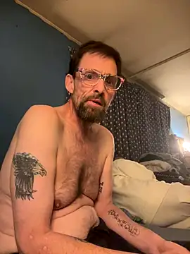 Snapshot of biggdaddyandqueenn chatting on 12-21-25, 04:08 biggdaddyandqueenn online show from 12-21-25, 04:08