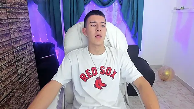 Snapshot of Aleck_Boy chatting on 11-13-25, 07:24 Aleck Boy online show from 11-13-25, 07:24