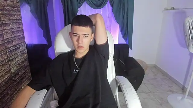 Snapshot of Aleck_Boy chatting on 11-20-25, 09:03 Aleck Boy online show from 11-20-25, 09:03