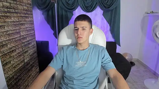 Snapshot of Aleck_Boy chatting on 11-22-25, 08:08 Aleck Boy online show from 11-22-25, 08:08