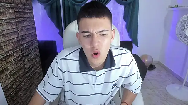 Snapshot of Aleck_Boy chatting on 11-25-25, 07:47 Aleck Boy online show from 11-25-25, 07:47