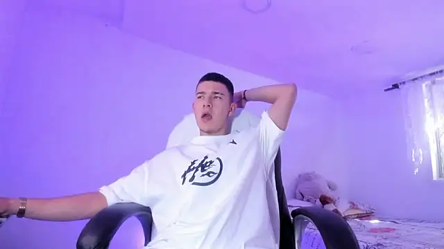 Snapshot of Aleck_Boy chatting on 01-06-26, 07:06 Aleck Boy online show from 01-06-26, 07:06