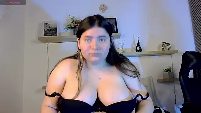 Snapshot of estrella_gold chatting on 11-18-25, 03:01 estrella gold online show from 11-18-25, 03:01