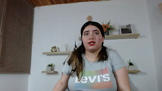 Snapshot of estrella_gold chatting on 12-20-25, 02:51 estrella gold online show from 12-20-25, 02:51