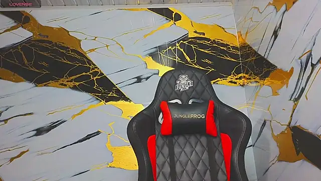 Snapshot of Suarezz10_ chatting on 11-08-25, 12:05 Suarezz10 online show from 11-08-25, 12:05