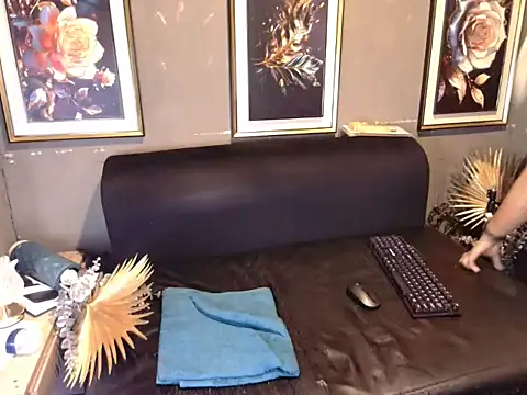 Snapshot of Slipperyebony chatting on 11-26-25, 06:58 Slipperyebony online show from 11-26-25, 06:58