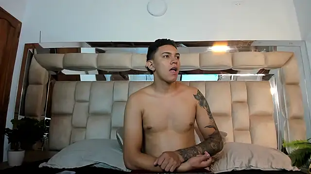 Snapshot of HotVoltage chatting on 11-06-25, 12:17 HotVoltage online show from 11-06-25, 12:17