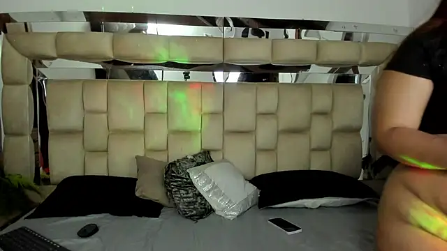 Snapshot of HotVoltage chatting on 11-13-25, 12:37 HotVoltage online show from 11-13-25, 12:37