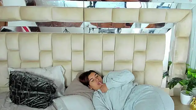 Snapshot of HotVoltage chatting on 11-18-25, 12:31 HotVoltage online show from 11-18-25, 12:31