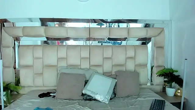 Snapshot of HotVoltage chatting on 12-02-25, 11:48 HotVoltage online show from 12-02-25, 11:48