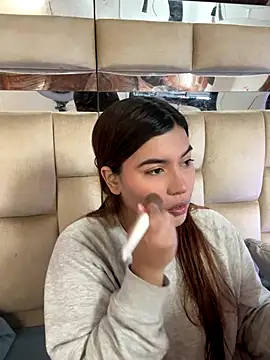 Snapshot of HotVoltage chatting on 12-16-25, 12:32 HotVoltage online show from 12-16-25, 12:32