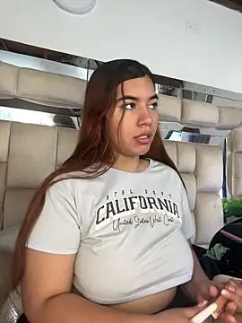 Snapshot of HotVoltage chatting on 12-18-25, 12:55 HotVoltage online show from 12-18-25, 12:55