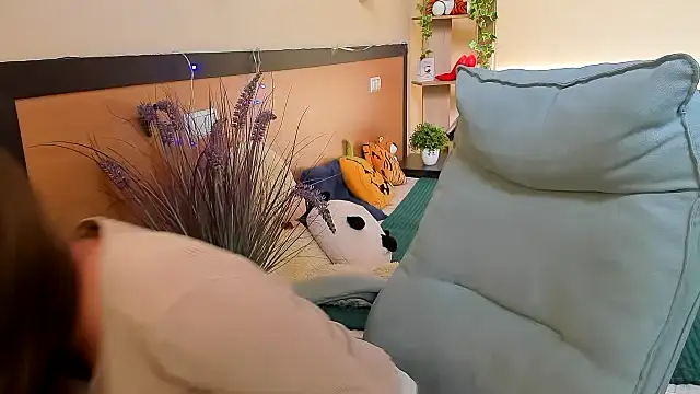 Snapshot of Nesie-Stoun chatting on 11-17-25, 09:48 Nesie-Stoun online show from 11-17-25, 09:48