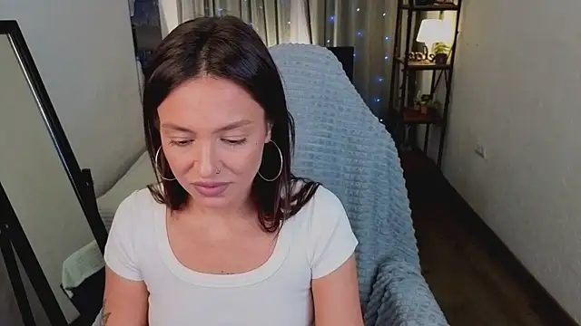 Naila Whisper online show from 12-22-25, 11:13