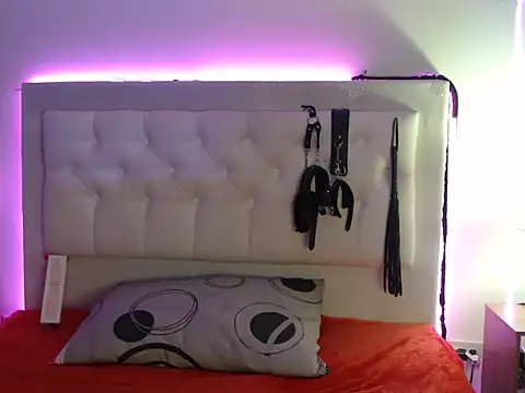 Snapshot of Isa_Boom chatting on 12-17-25, 11:49 Isa Boom online show from 12-17-25, 11:49