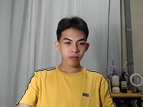 Snapshot of Urhotsilverboy chatting on 11-30-25, 04:11 Urhotsilverboy online show from 11-30-25, 04:11