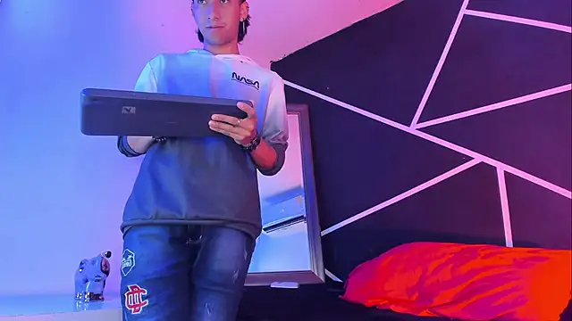 Snapshot of Austin_Santos_ chatting on 11-07-25, 12:16 Austin Santos online show from 11-07-25, 12:16