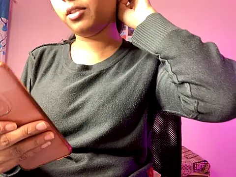 Suzanne 0 online show from 11-18-25, 04:22